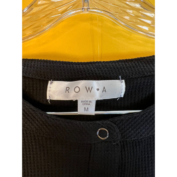 Row A Cropped Henley Knit Top Womens M Black Long Sleeve Pullover Casual NWT - Picture 3 of 6